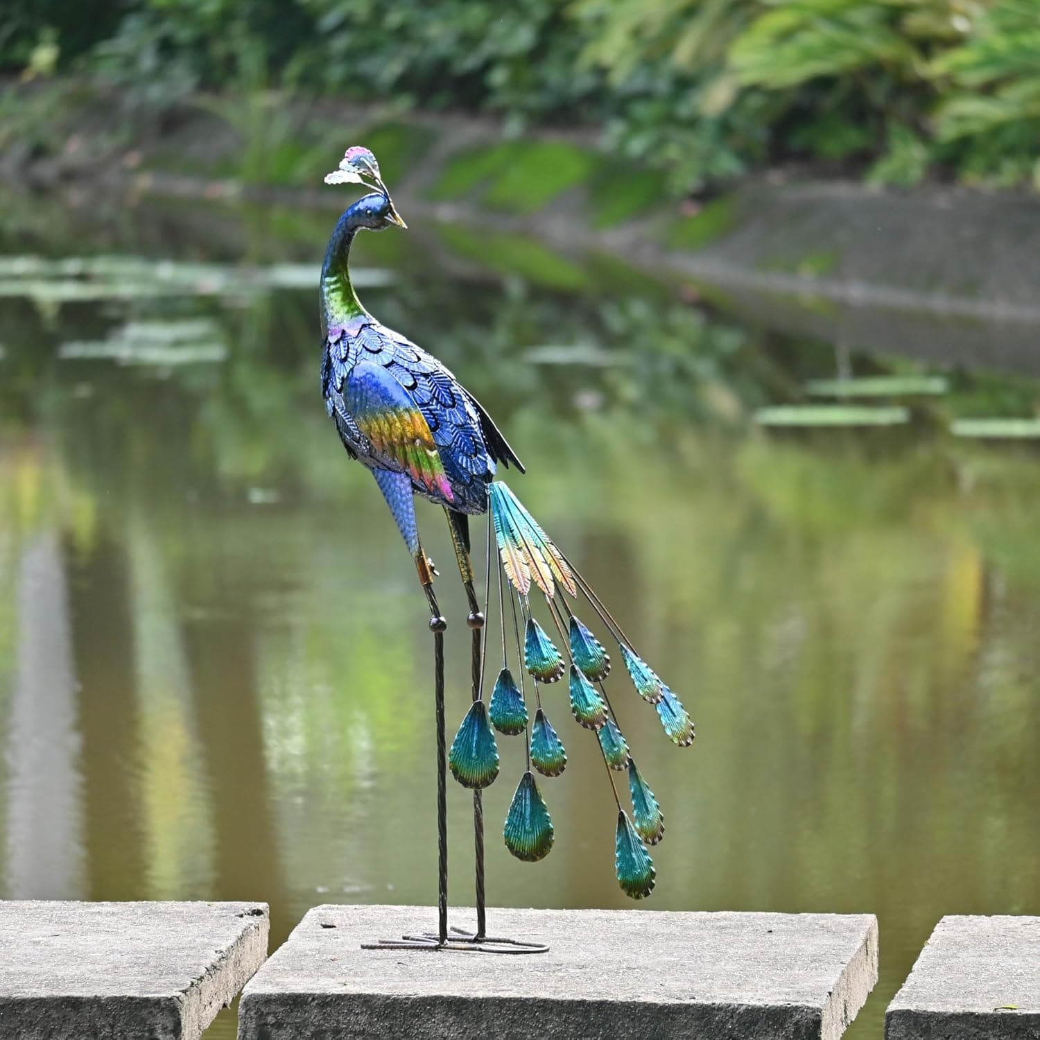 TERESA'S COLLECTIONS Gartendeko für draußen, 61cm große Gartenstatue, Pfau, aus Metall, Skulpturen, stehend, für Dekoration von Rasen, Terrasse,Muttertagsgeschenk Vatertagsgeschenk(M)