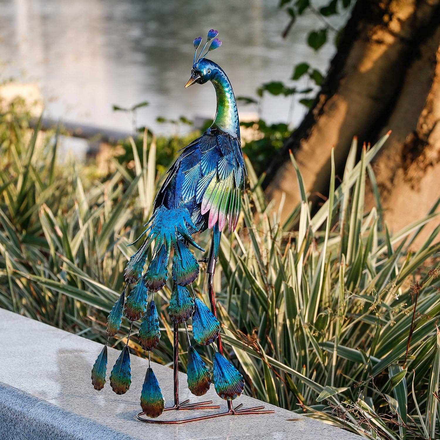 TERESA'S COLLECTIONS Gartendeko für draußen, Gartenfigur für Außen, 45.7cm Metall Pfau Wetterfest Figur, Stehende Pfau Metallfigur für Terrasse Balkon Rasen, Muttertagsgeschenk Vatertagsgeschenk(M)